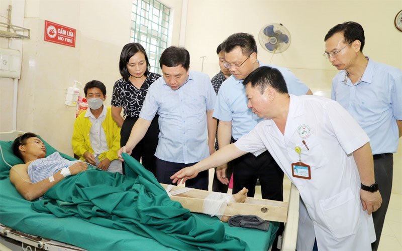 Quyền Bí thư Tỉnh ủy Hà Giang Nguyễn Mạnh Dũng thăm hỏi các nạn nhân vụ sạt lở đất