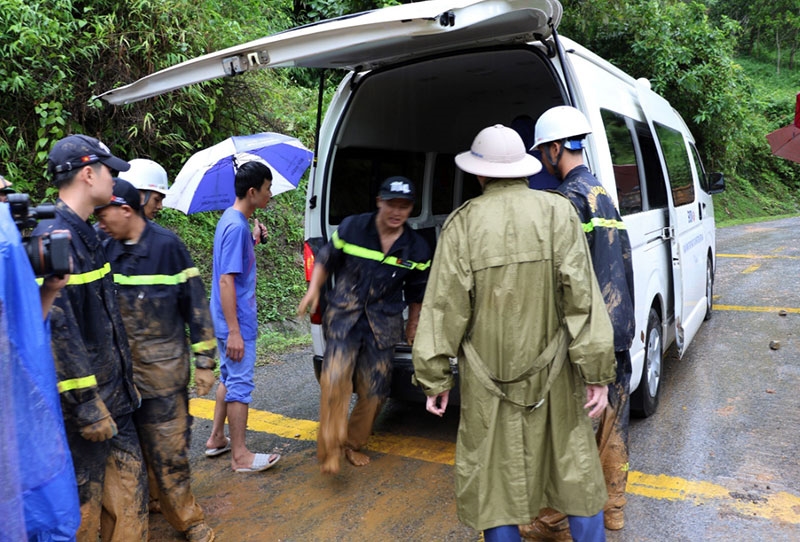 Hà Giang: Huy động hơn 100 cán bộ, chiến sĩ Quân đội tham gia tìm kiếm nạn nhân và khắc phục hậu quả sạt lở đất