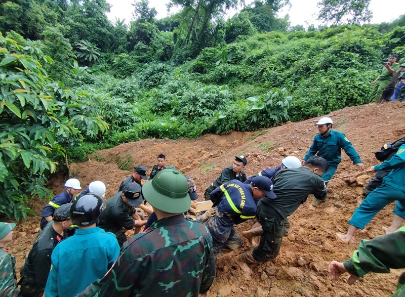 Hà Giang: Huy động hơn 100 cán bộ, chiến sĩ Quân đội tham gia tìm kiếm nạn nhân và khắc phục hậu quả sạt lở đất