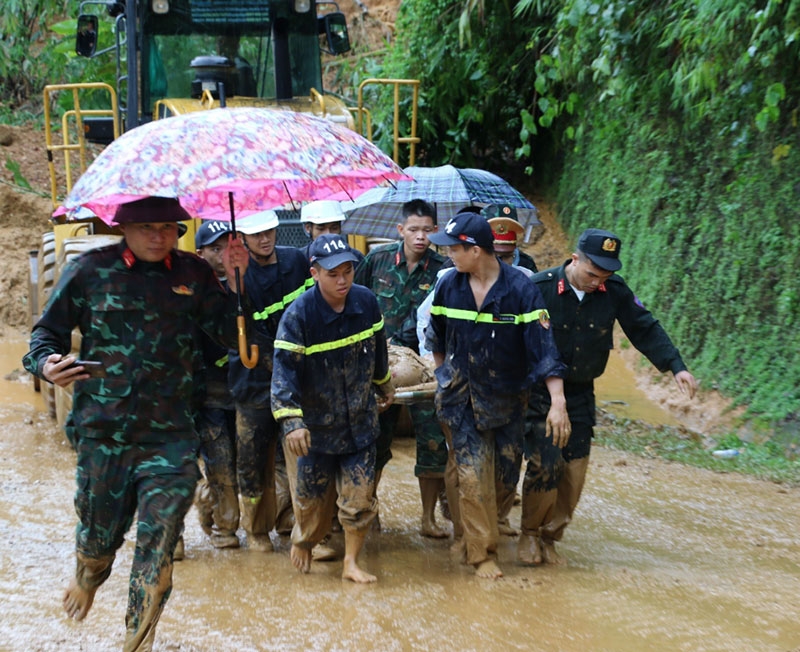 Hà Giang: Huy động hơn 100 cán bộ, chiến sĩ Quân đội tham gia tìm kiếm nạn nhân và khắc phục hậu quả sạt lở đất