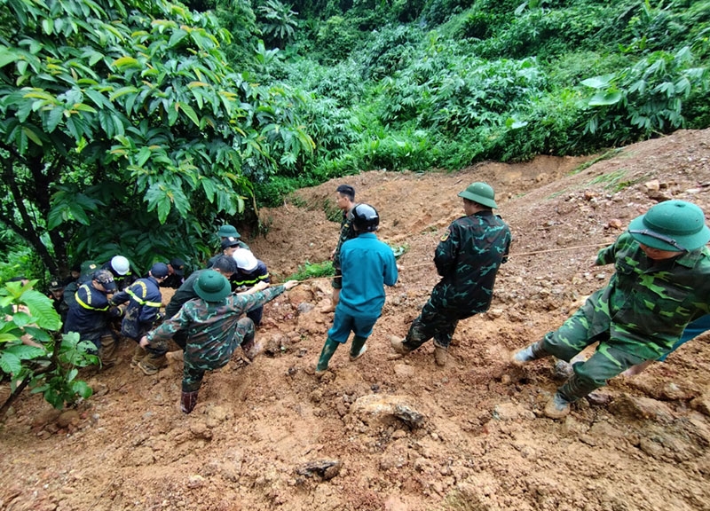 Hà Giang: Huy động hơn 100 cán bộ, chiến sĩ Quân đội tham gia tìm kiếm nạn nhân và khắc phục hậu quả sạt lở đất