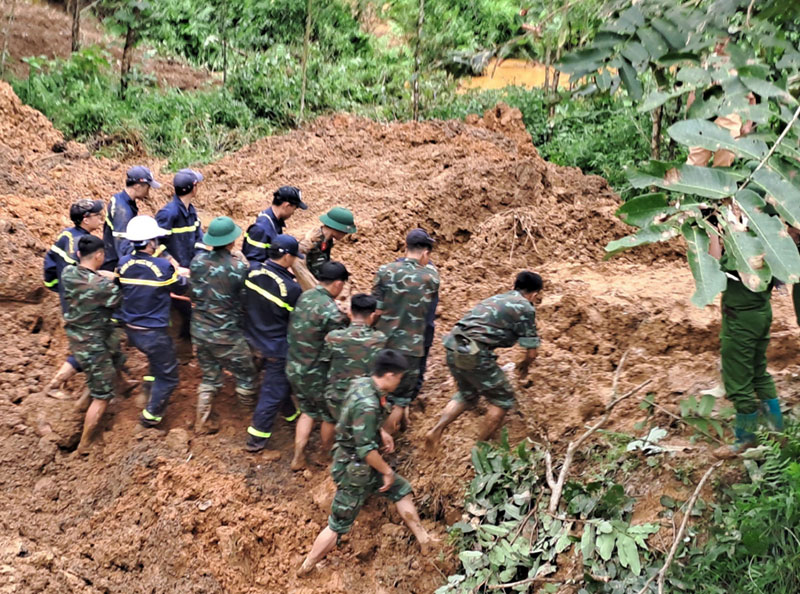 Clip Thượng tá Hoàng Văn Giáp, Chủ nhiệm Chính trị, Bộ Chỉ huy Quân sự tỉnh Hà Giang chỉ đạo tại hiện trường vụ sạt lở