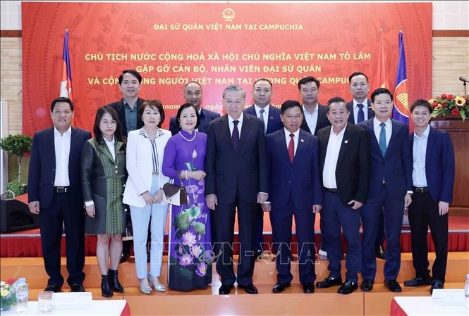 Chủ tịch nước Tô Lâm thăm Đại sứ quán và gặp mặt cộng đồng người Việt tại Campuchia