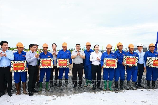Thủ tướng Chính phủ Phạm Minh Chính kiểm tra Dự án cao tốc Châu Đốc - Cần Thơ - Sóc Trăng