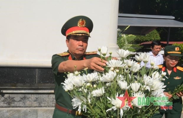 Trung tướng Nguyễn Doãn Anh dâng hương, dâng hoa tại Khu di tích lịch sử Truông Bồn và Khu di tích lịch sử Ngã ba Đồng Lộc