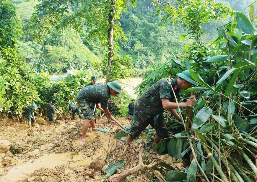 Quân đội tích cực tham gia tìm kiếm nạn nhân vụ sạt lở đất đá tại Hà Giang