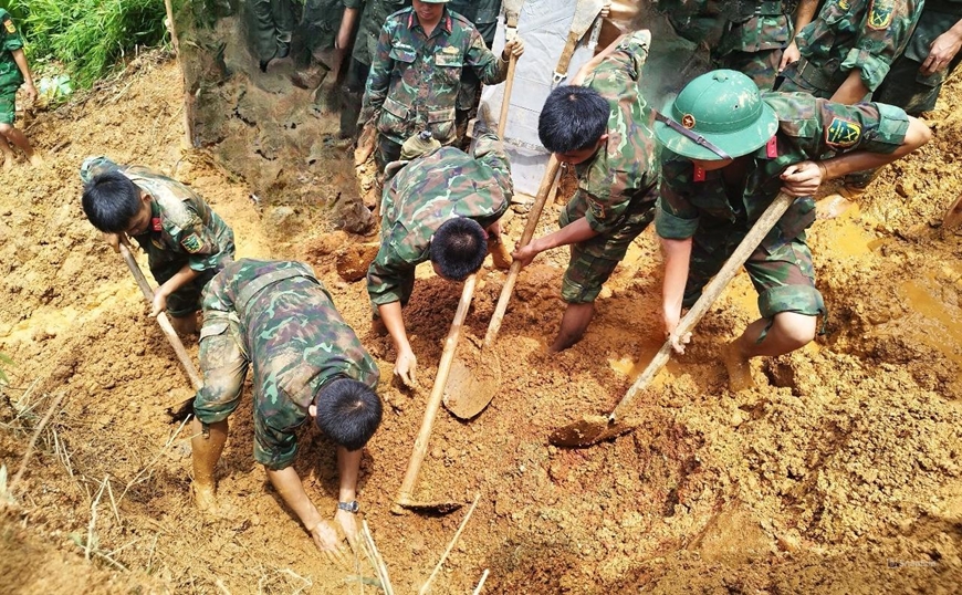 Quân đội tích cực tham gia tìm kiếm nạn nhân vụ sạt lở đất đá tại Hà Giang