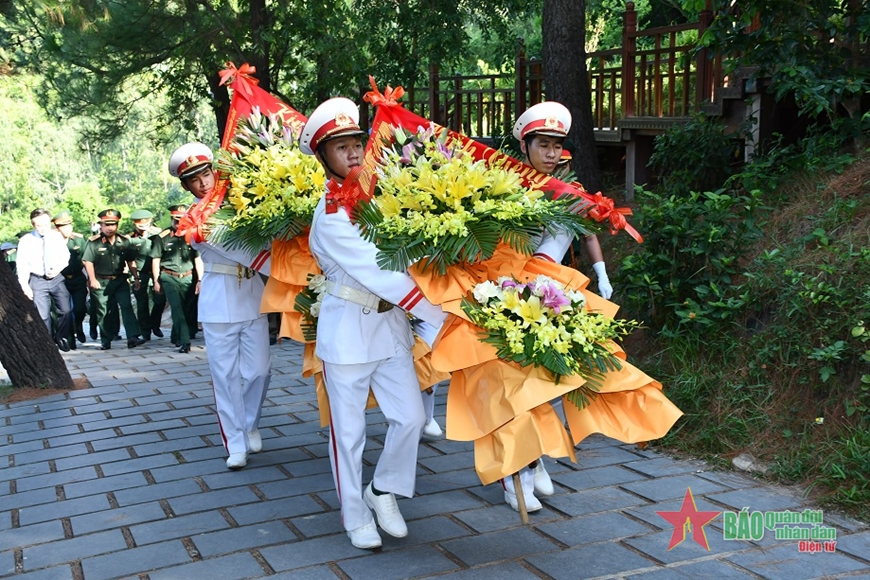 Trung tướng Nguyễn Doãn Anh dâng hương, tri ân Đại tướng Võ Nguyên Giáp