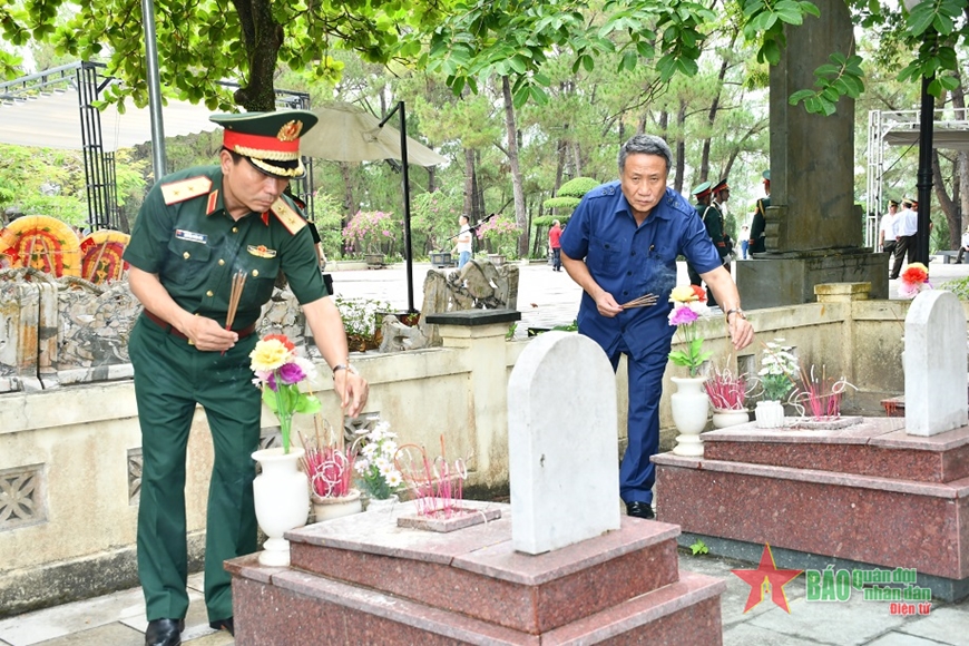 Đoàn công tác Quân ủy Trung ương, Bộ Quốc phòng tổ chức các hoạt động tri ân tại Quảng Trị