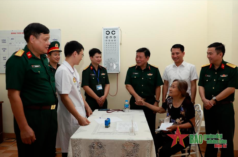 Các cơ quan, đơn vị Binh chủng Công binh khám sức khỏe cho đối tượng chính sách