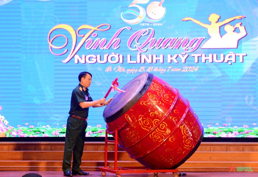 View - 	Liên hoan nghệ thuật quần chúng “Vinh quang người lính kỹ thuật”