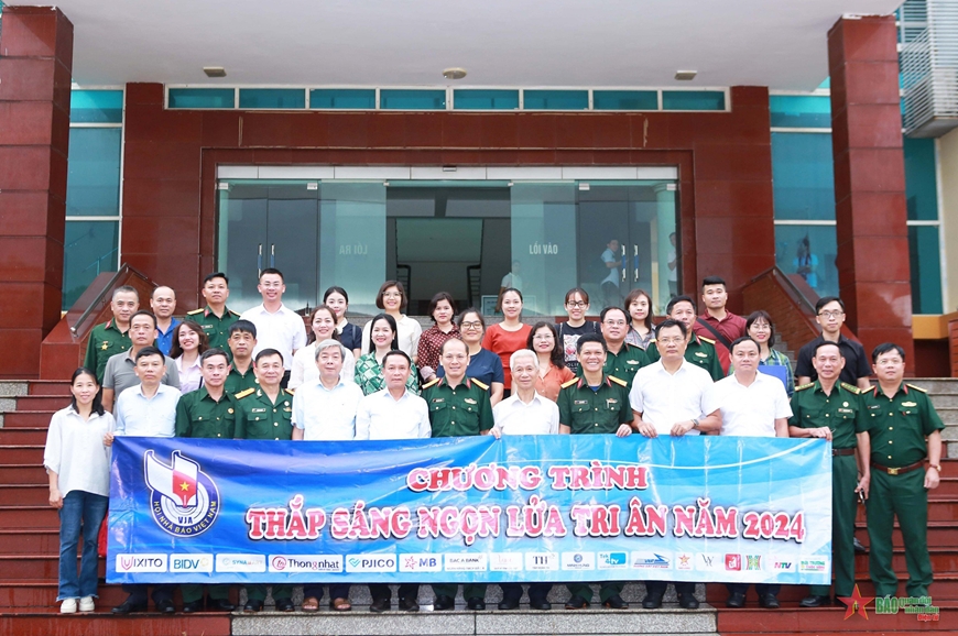 Hội Nhà báo Việt Nam trao 500 màn chống muỗi tặng cán bộ, chiến sĩ Bộ CHQS tỉnh Nghệ An