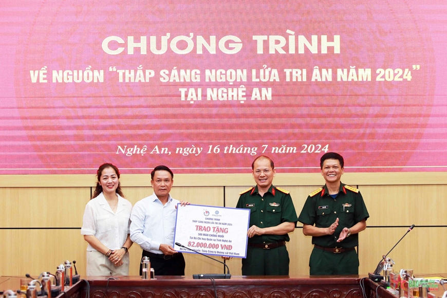 Hội Nhà báo Việt Nam trao 500 màn chống muỗi tặng cán bộ, chiến sĩ Bộ CHQS tỉnh Nghệ An