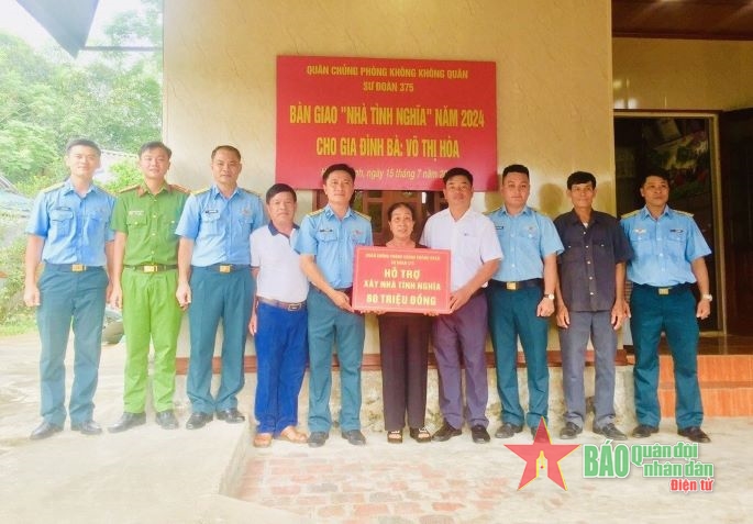 Trao nhà tình nghĩa tặng 2 gia đình chính sách ở Quảng Trị