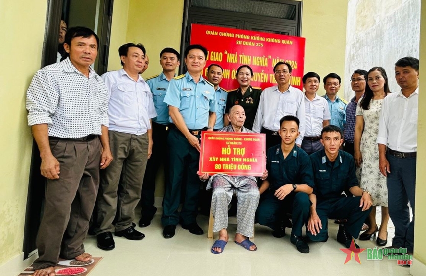 Trao nhà tình nghĩa tặng 2 gia đình chính sách ở Quảng Trị