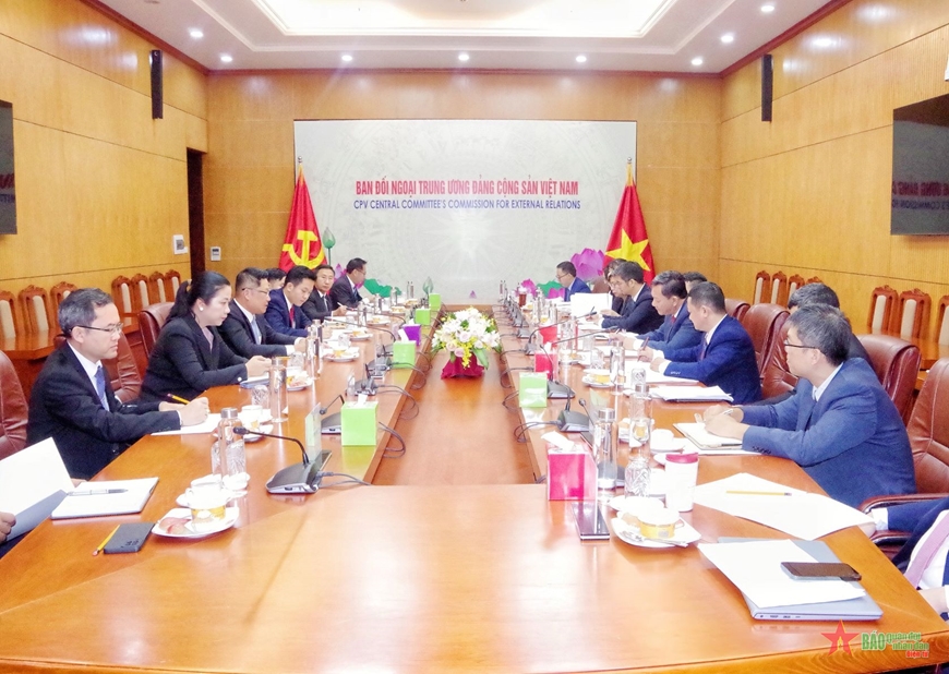 Trưởng ban Đối ngoại Trung ương Lê Hoài Trung tiếp đoàn Ban Đối ngoại Trung ương Đảng Nhân dân Cách mạng Lào