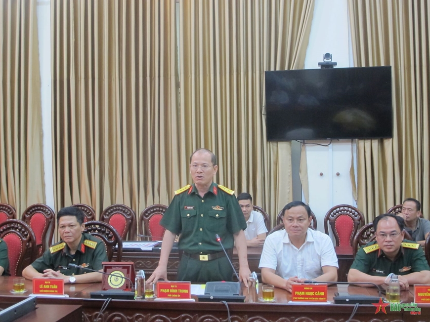 Hội Nhà báo Việt Nam trao 500 màn chống muỗi tặng cán bộ, chiến sĩ Bộ CHQS tỉnh Nghệ An