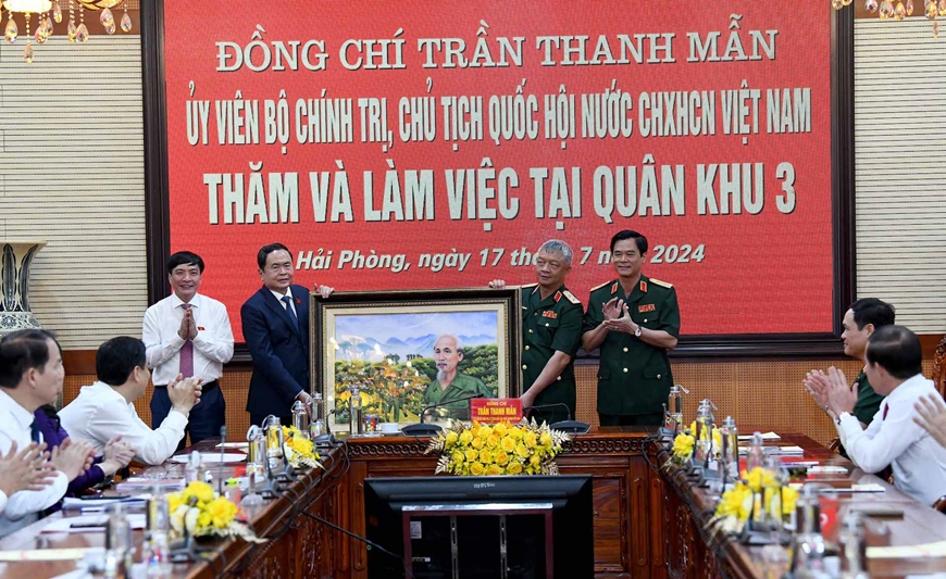 Chủ tịch Quốc hội Trần Thanh Mẫn: Quân khu 3 vững tinh thần đoàn kết, khắc phục khó khăn, hoàn thành tốt mọi nhiệm vụ