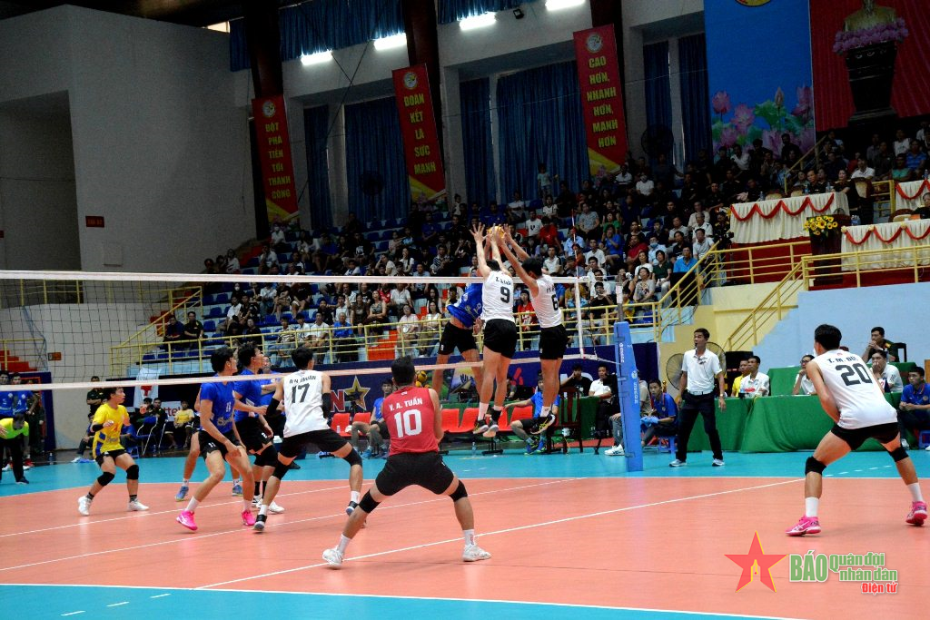 Hấp dẫn và kịch tính hai trận bán kết Cup bóng chuyền Quân đội mở rộng