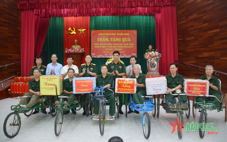 Trung tướng Phạm Trường Sơn thăm, tặng quà Trung tâm Điều dưỡng thương binh Thuận Thành