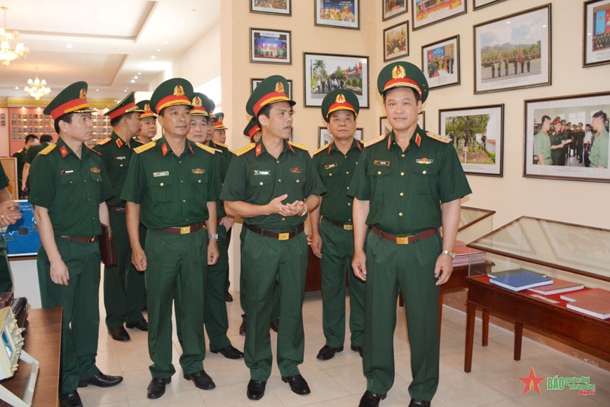 Thượng tướng Vũ Hải Sản thăm, kiểm tra Trường Sĩ quan Thông tin