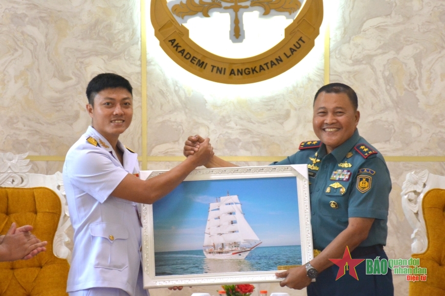Đoàn công tác Tàu buồm 286 - Lê Quý Đôn thăm, giao lưu tại Học viện Hải quân Indonesia