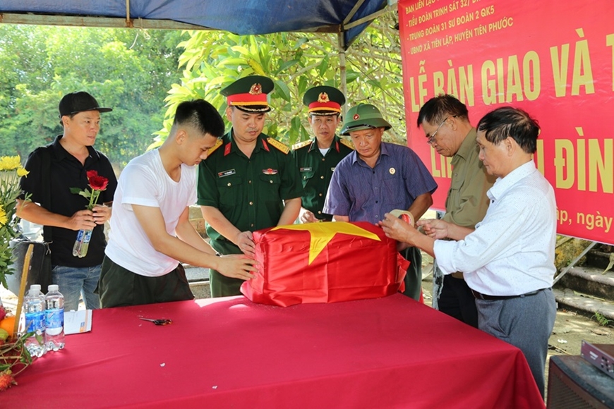 Bịn rịn tiễn anh về đất mẹ