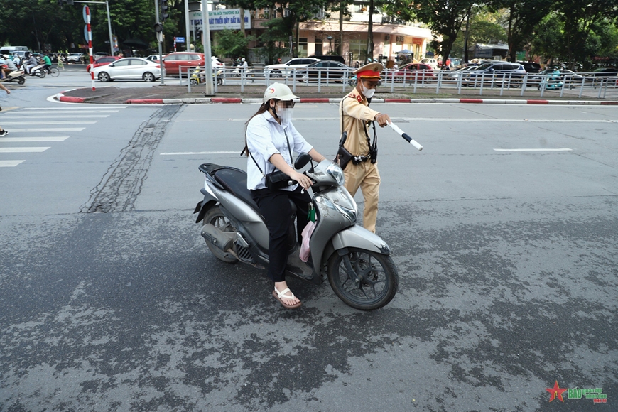 Công an TP Hà Nội xử lý nhiều trường hợp vi phạm giao thông
