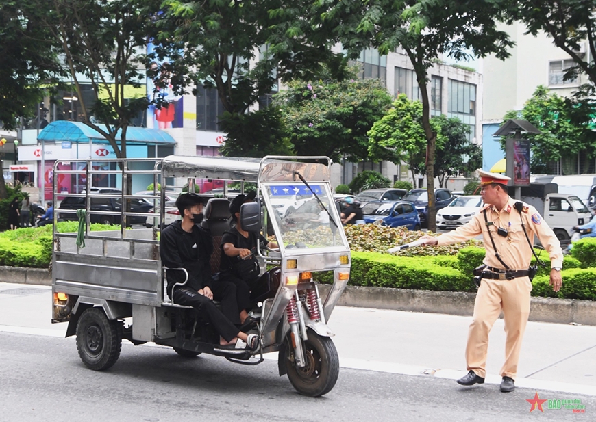 Công an TP Hà Nội xử lý nhiều trường hợp vi phạm giao thông