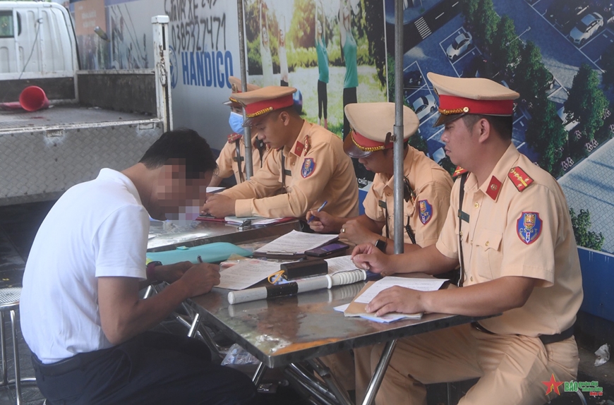 Công an TP Hà Nội xử lý nhiều trường hợp vi phạm giao thông