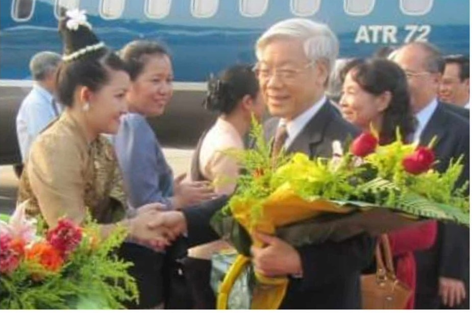 Tình cảm của cô gái Lào vinh dự được tặng hoa Tổng Bí thư Nguyễn Phú Trọng