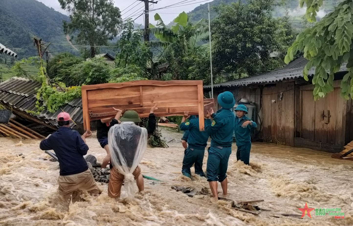 100 cán bộ, chiến sĩ lực lượng vũ trang huyện Mù Cang Chải giúp dân khắc phục hậu quả mưa lũ