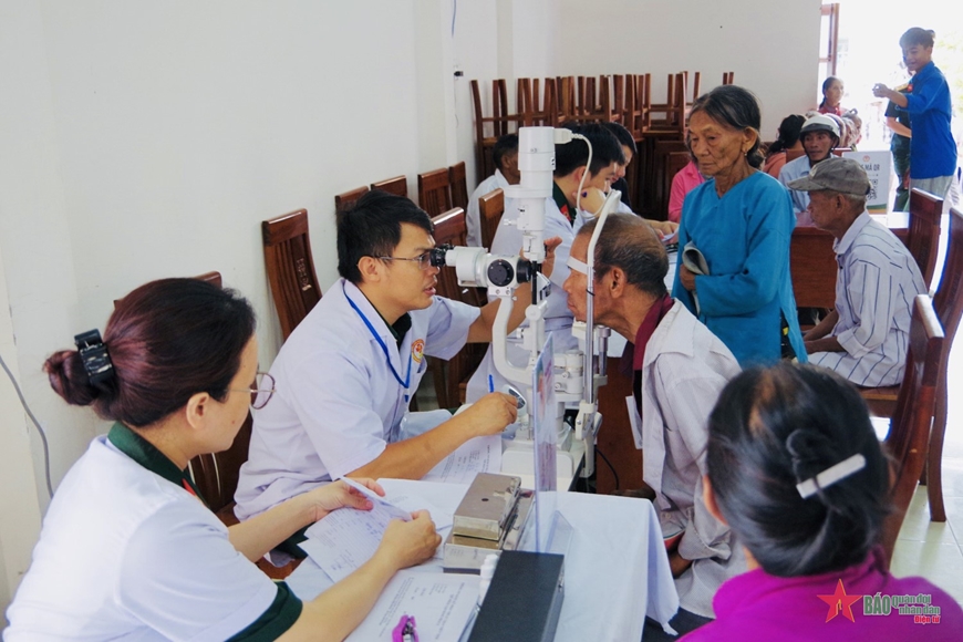 Bệnh viện Quân y 87 khám bệnh, cấp thuốc miễn phí cho hơn 350 người dân