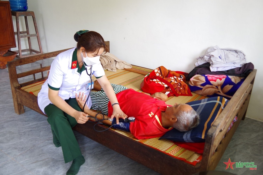 Bệnh viện Quân y 87 khám bệnh, cấp thuốc miễn phí cho hơn 350 người dân