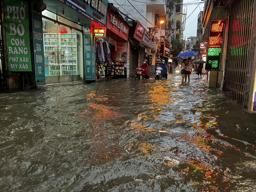 Hà Nội: Ảnh hưởng của hoàn lưu bão số 2, nhiều tuyến phố ngập úng sâu