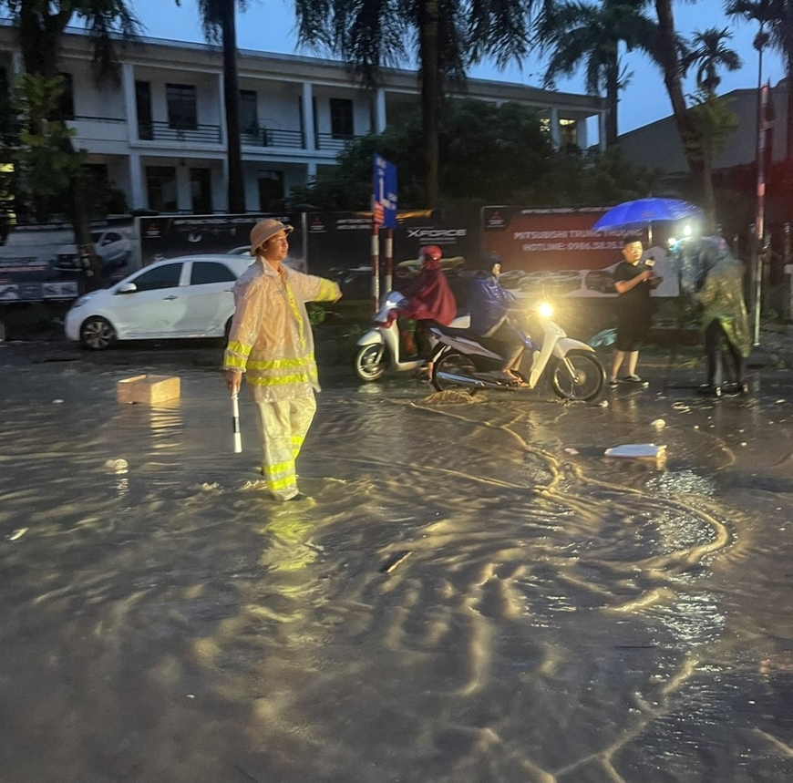 Hà Nội: Ảnh hưởng của hoàn lưu bão số 2, nhiều tuyến phố ngập úng sâu