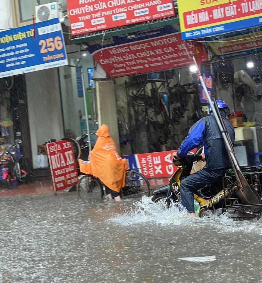 Hà Nội: Ảnh hưởng của hoàn lưu bão số 2, nhiều tuyến phố ngập úng sâu