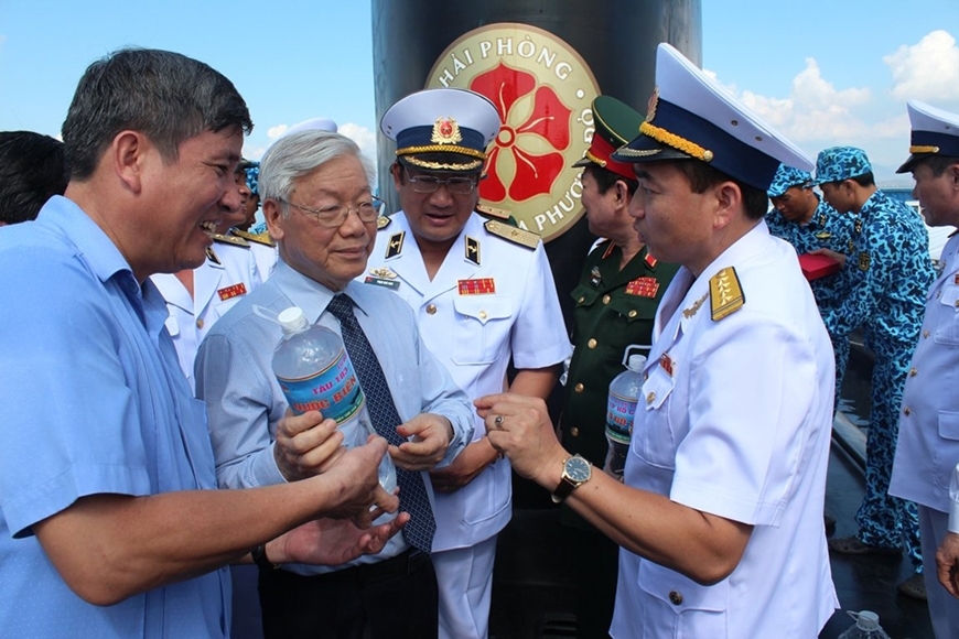 Tổng Bí thư Nguyễn Phú Trọng với bộ đội Trường Sa
