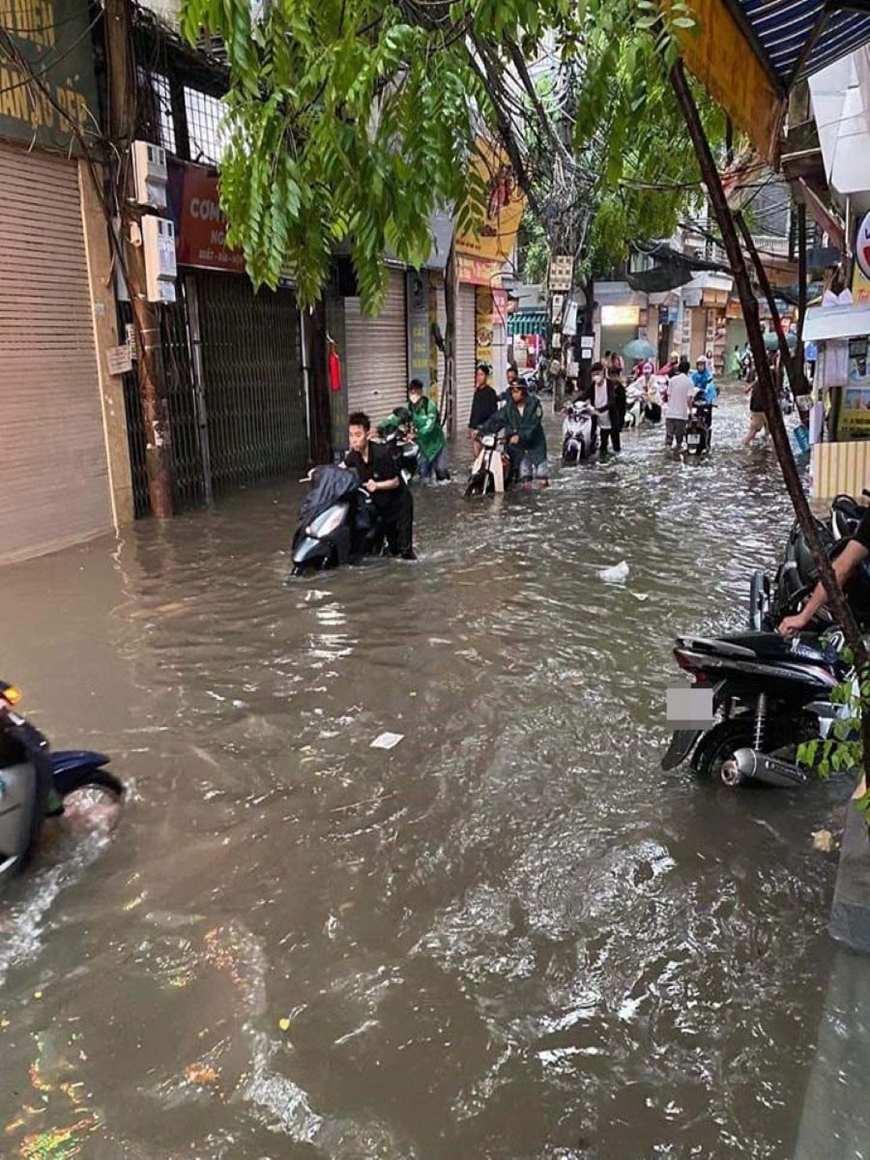 Hà Nội: Ảnh hưởng của hoàn lưu bão số 2, nhiều tuyến phố ngập úng sâu