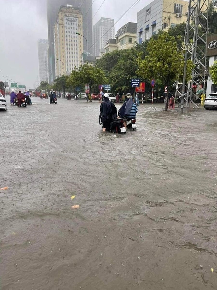 Hà Nội: Ảnh hưởng của hoàn lưu bão số 2, nhiều tuyến phố ngập úng sâu