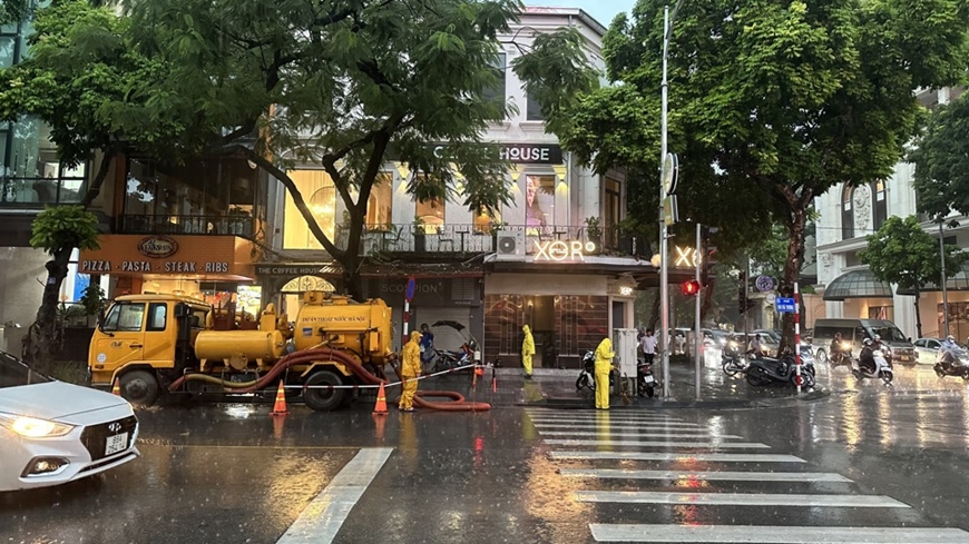 Hà Nội: Ảnh hưởng của hoàn lưu bão số 2, nhiều tuyến phố ngập úng sâu
