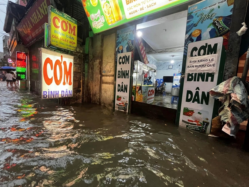 Hà Nội: Ảnh hưởng của hoàn lưu bão số 2, nhiều tuyến phố ngập úng sâu