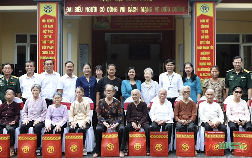 Bí thư Thành ủy Bùi Thị Minh Hoài thăm, tặng quà Trung tâm Điều dưỡng người có công số II Hà Nội