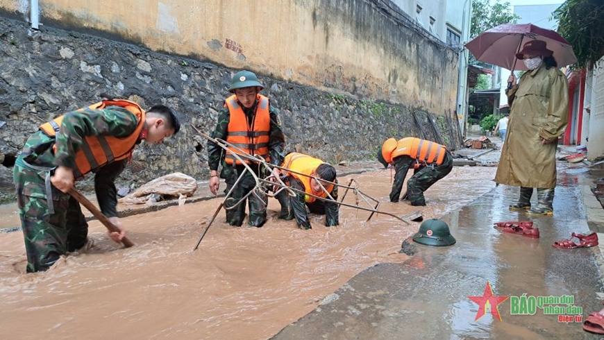 Lực lượng vũ trang tỉnh Sơn La chủ động giúp dân khắc phục cơn bão số 2