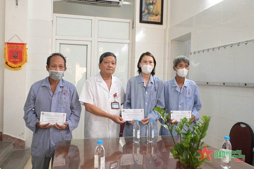Bệnh viện Phổi Trung ương tặng quà tri ân đến các thương, bệnh binh đang điều trị tại Bệnh viện