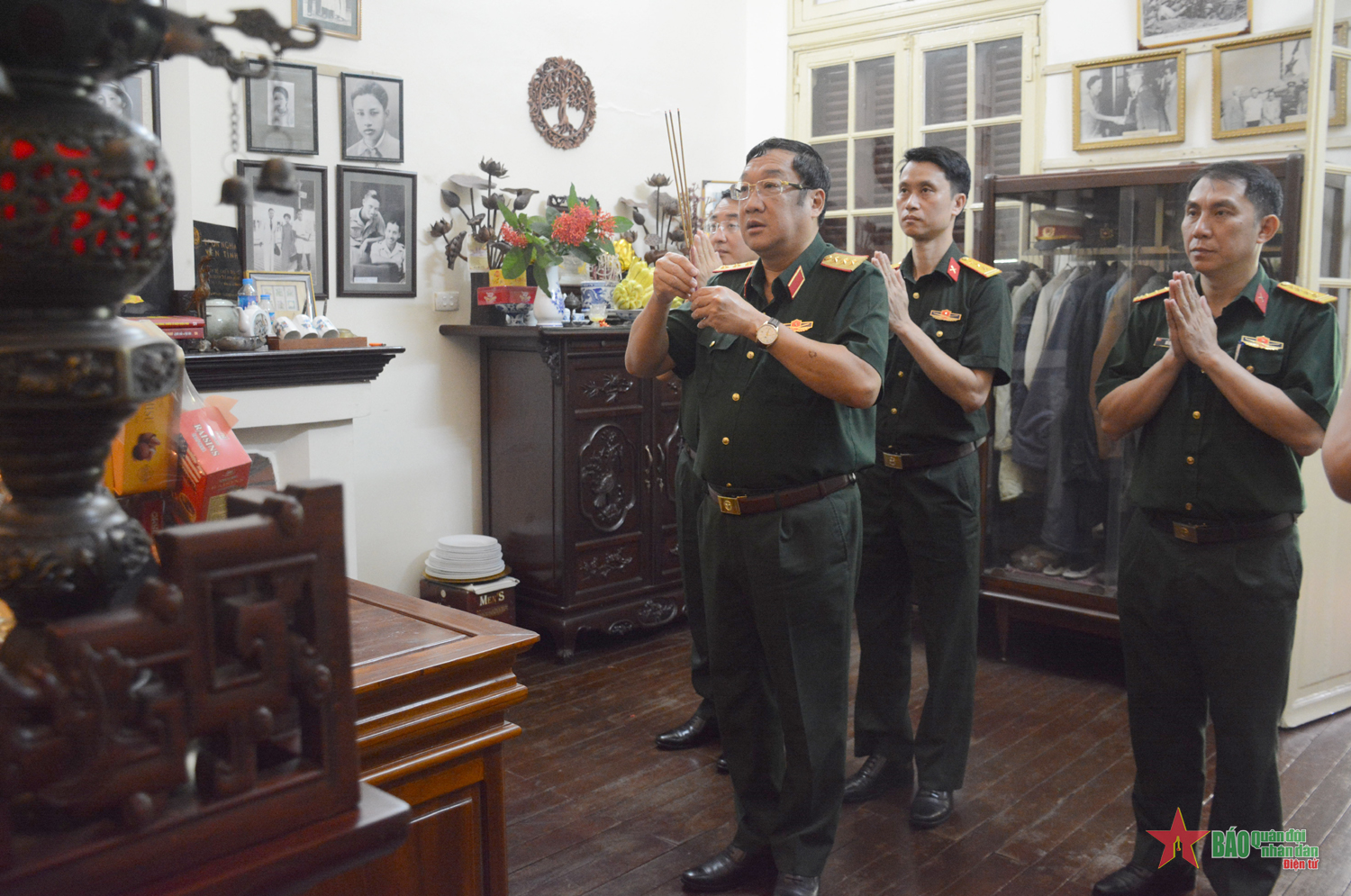 Thượng tướng Phạm Hoài Nam dâng hương tưởng niệm các đồng chí nguyên lãnh đạo Bộ Quốc phòng