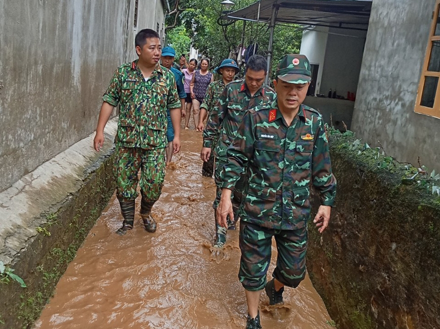 Hàng trăm cán bộ, chiến sĩ nỗ lực giúp dân khắc phục hậu quả mưa lũ tại huyện Mai Sơn, tỉnh Sơn La