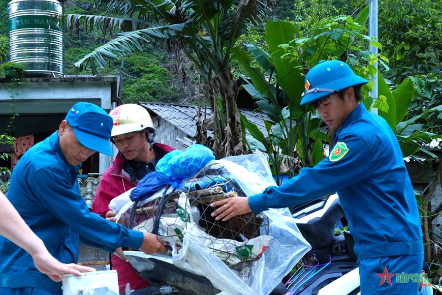 Lực lượng dân quân tự vệ giúp người dân phòng, chống thiên tai trong mùa mưa bão