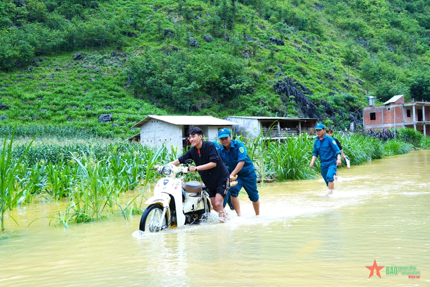 Lực lượng dân quân tự vệ giúp người dân phòng, chống thiên tai trong mùa mưa bão