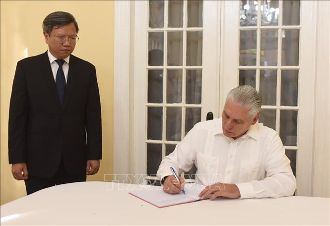 Chủ tịch Cuba viếng Tổng Bí thư Nguyễn Phú Trọng​